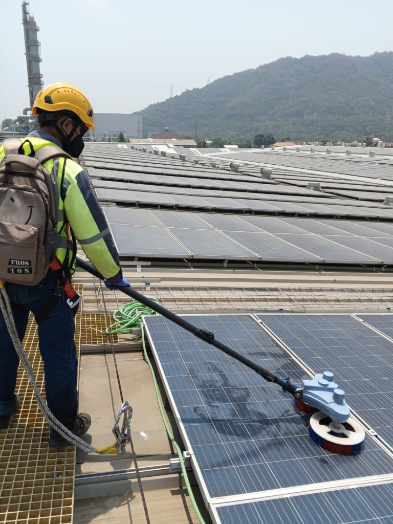 Cleaning PLTS CAP - Proyek Solar PV & Electrical Maintenance PT Naga Raya Teknik di Cilegon, Banten